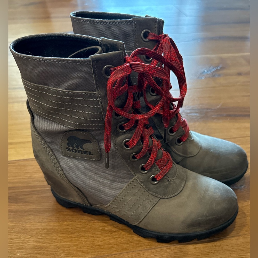 Sorel Lexie Gray Boots with Red Accents 9